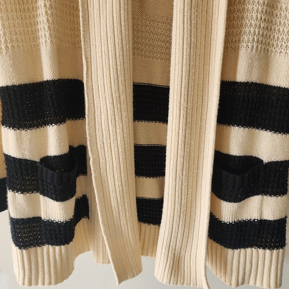 Daisy Fuentes Cream & Black Striped Structured Knit Cardigan Size XS - Picture 3 of 8